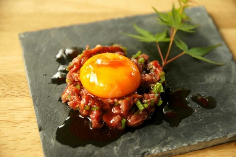 茨城・大子町　カフェ＆ゲストハウス　咲くカフェ　メニュー。「霜降り馬刺しユッケ」