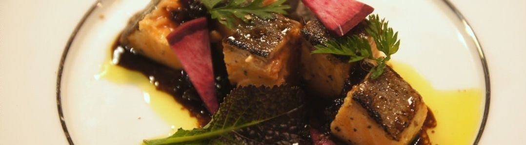 茨城・大子町のリノベーションカフェ&ゲストjハウス 咲くカフェ。サーモンのレアステーキ