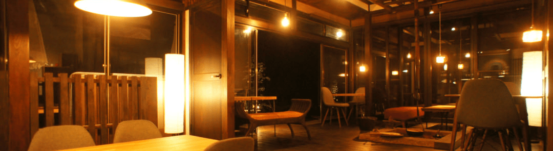 茨城・県北の奥久慈大子のリノベーションカフェ＆ゲストハウス、咲くカフェ。咲くカフェ。夜のフロア。地域活性化・地方創生